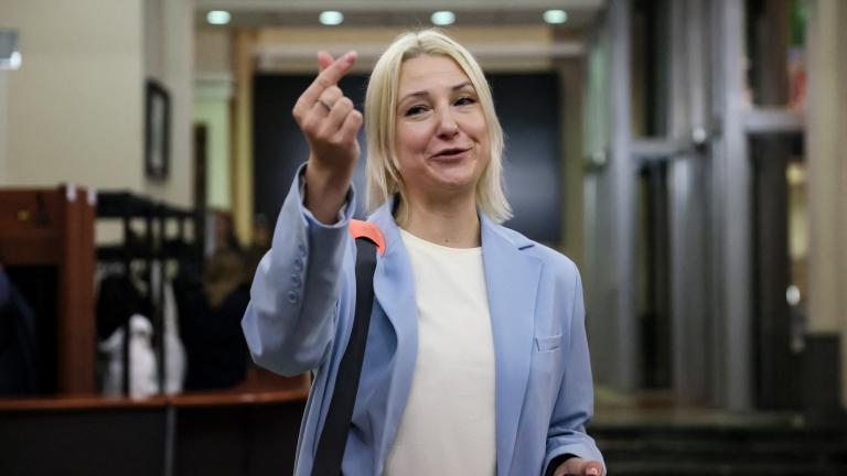 Yekaterina Duntsova, la política independiente de 40 años que declaró su intención de postularse en las elecciones presidenciales de 2024, llega a la Comisión Electoral Central para presentar documentos, en Moscú el 20 de diciembre de 2023. Foto: AFP