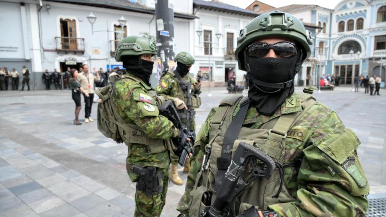 Los soldados de Ecuador hacen guardia frente al Teatro Sucre, en Quito. Foto: AFP.