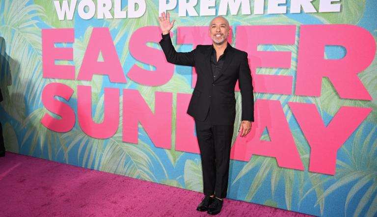 Jo Koy, figura del stand-up, será el encargado de la 81ª edición de los Globos de Oro. Foto: AFP.