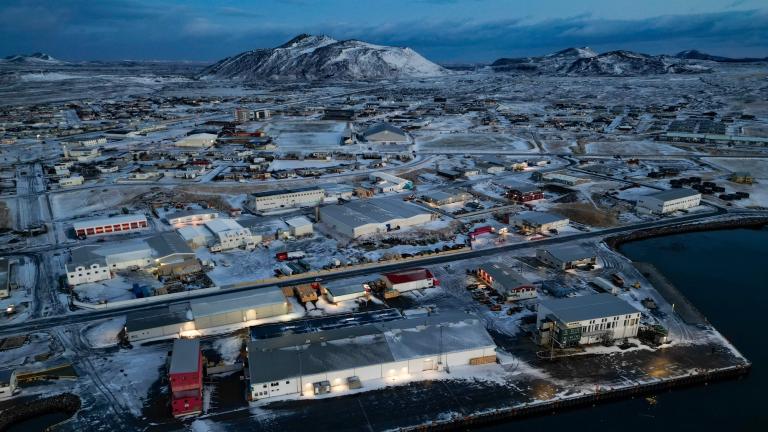 El puerto de la ciudad islandesa de Grindavik, en el oeste de Islandia, fue evacuado el 21 de diciembre de 2023. Foto: AFP.