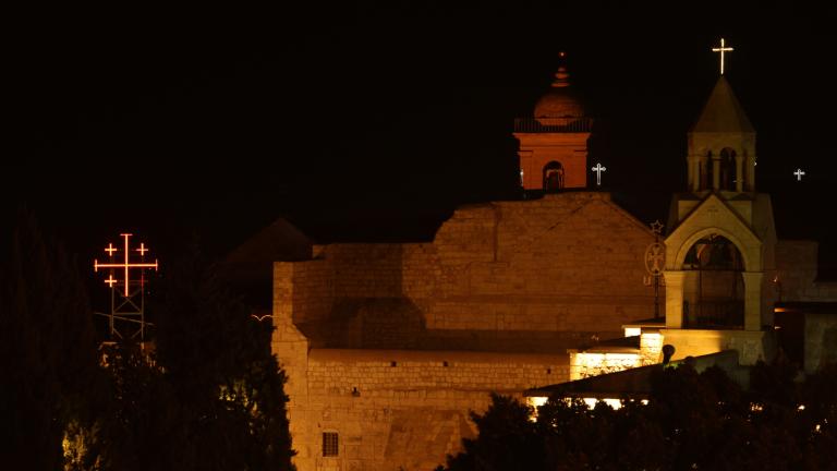  Una vista de la Iglesia de la Natividad en la ciudad bíblica de Belén en la ocupada Cisjordania el 24 de diciembre de 2023, antes de la misa de medianoche.  Foto: AFP