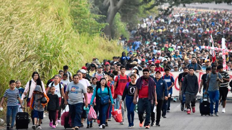 Migrantes participan en una caravana hacia la frontera con Estados Unidos en Tapachula, estado de Chiapas, México, el 24 de diciembre de 2023. Foto: AFP