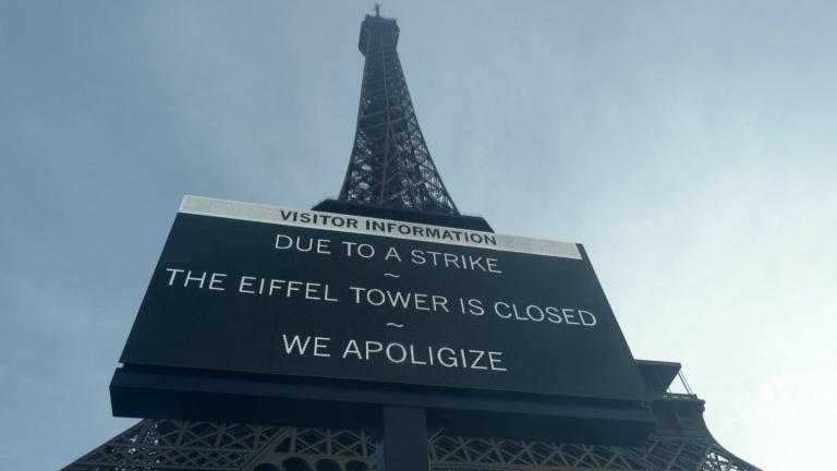 Esta fotografía tomada el 27 de diciembre de 2023 muestra un cartel que informa a los visitantes que el sitio está cerrado debido a la huelga del personal, en la base de la Torre Eiffel en París. Foto: AFP