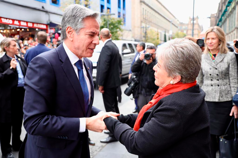 La canciller mexicana Alicia Bárcena y el  secretario de Estado de Estados Unidos, Antony Blinken, acudieron este miércoles a Palacio Nacional para una reunión de alto nivel con el presidente Andrés Manuel López Obrador. Foto EE: Cortesía X / @SRE_mx