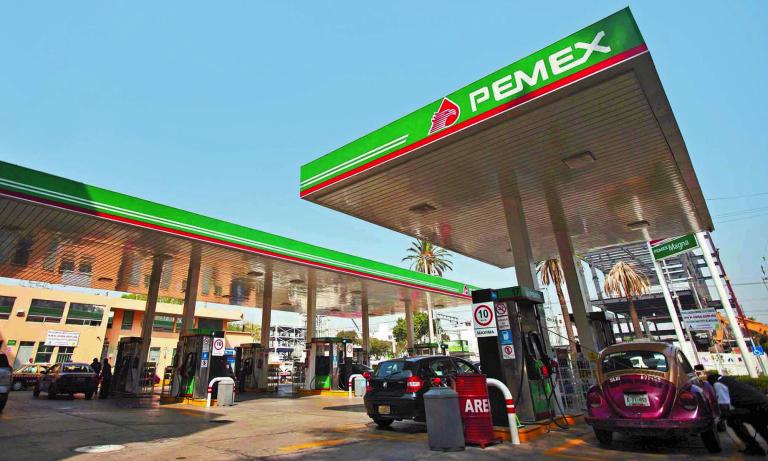 A Pemex gas station is seen in Mexico City November 23, 2012. Spanish oil major Repsol, badly bruised by the nationalisation of its Argentine business, is in talks to patch up frayed ties with state-owned Mexican oil monopoly Pemex. REUTERS/Edgard Garrido (MEXICO - Tags: BUSINESS ENERGY)