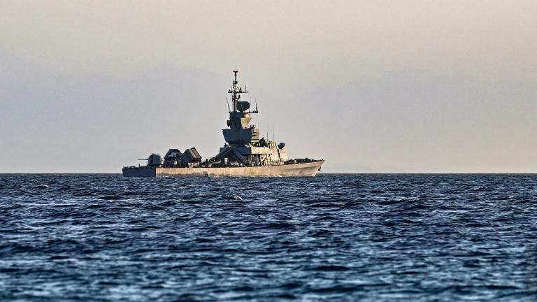 Un barco misilístico de la marina israelí patrulla en el Mar Rojo frente a la costa de la ciudad portuaria de Eliat. Foto: AFP