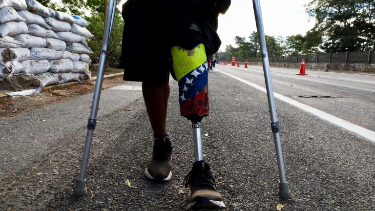 Miles de migrantes venezolanos cruzan la frontera con Panamá y el peligroso Tapón del Darién, en su intento de llegar a México y posteriormente a EU. Foto: Reuters.