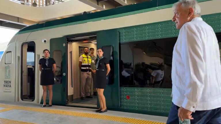 Andrés Manuel López Obrador al abordar el Tren Maya. Foto EE: Cortesía.