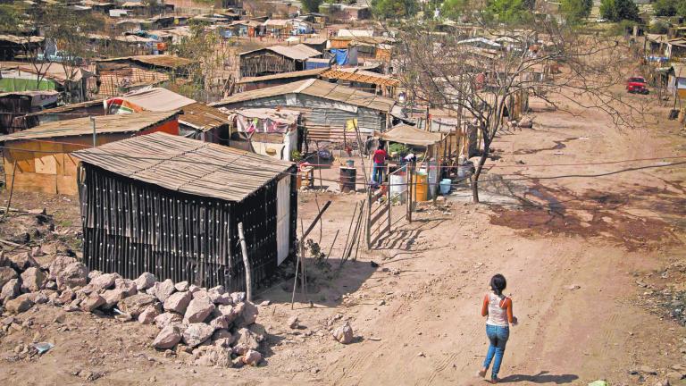 CULIACAN, SINALOA, 07MARZO2013: Alrededor  de 300 familias de la Colonia ampliacion 5 de febrero piden la oportunidad de comprar los terrenos que han ocupado desde hace ya varios meses. Las condiciones son precarias, casas echas de laminas de carton y madera sin servicios basicos que se ha convertido en su vivienda. La pobreza obliga a las personas a invadir terrenos que no son de su propiedad con temor de que sean desalojados por el dueno del terreno.FOTO: RASHIDE FRIAS /CUARTOSCURO.COM