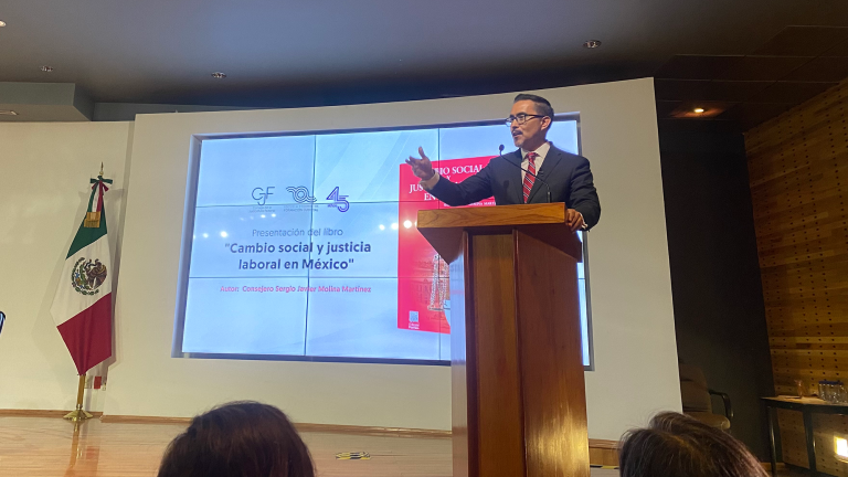 El consejero de la Judicatura Federal Sergio Javier Molina Martínez presentó su libro “Cambio social y justicia laboral en México”. Foto EE: Cortesía