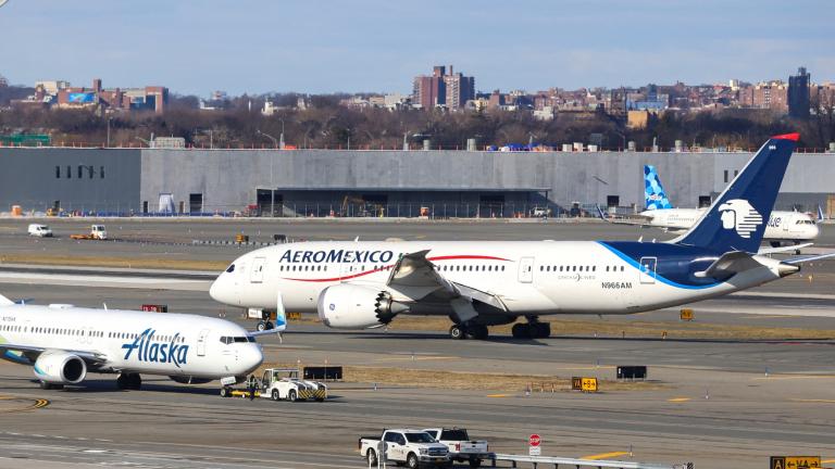 Un avión de pasajeros Boeing 737-900ER de Alaska Airlines, en camino a San Francisco, se ve antes de despegar en el aeropuerto John F. Kennedy el 8 de enero de 2024. Foto: AFP