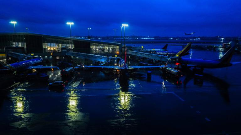 Las aeronaves de Southwest Airlines se ven al anochecer mientras llueve en la Terminal C del aeropuerto La Guardia de Nueva York el 9 de enero de 2024. Foto: AFP