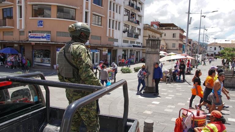 Soldados patrullan la Plaza Cívica en Cuenca, Ecuador, el 11 de enero de 2024. Foto: AFP