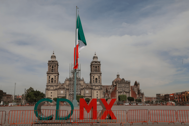 Cuatro de los seis carriles de la calle Plaza de la Constitución, que rodea la plancha del Zócalo de la Ciudad de México, ahora serán únicamente para uso peatonal. Foto EE: Hugo Salazar