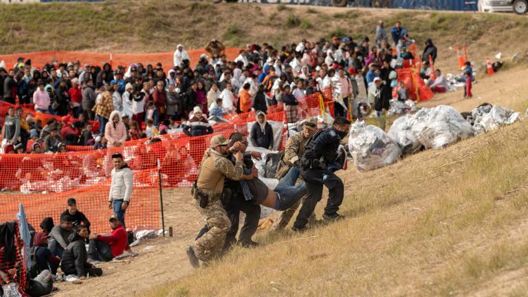 Elementos de la Patrulla Fronteriza y de la Guardia Nacional federal ayudan a un migrante que presentó una emergencia médica. Foto: Reuters.