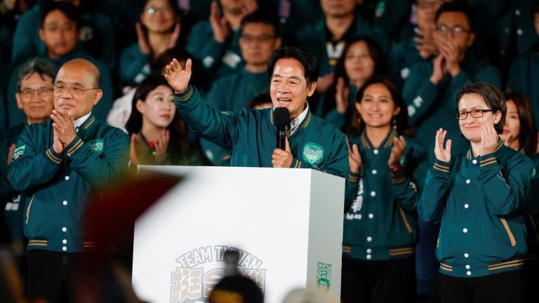 Lai Ching-te (al centro), presidente electo de Taiwán. Foto: Reuters.