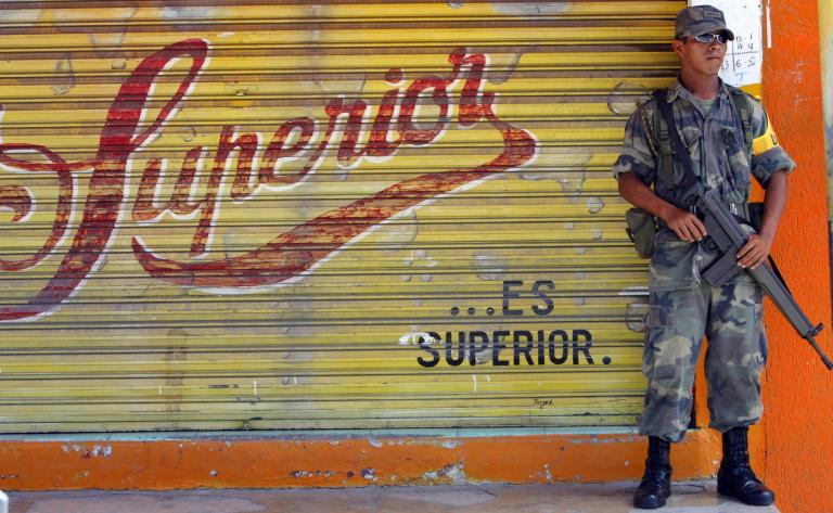 Personal de la Sedena vigila calles de la capital de Quintana Roo. Foto AFP / Archivo.