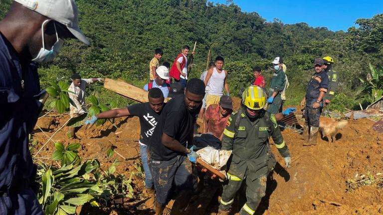 Imagen proporcionada por la oficina de prensa de la Policía Colombiana mostrando a miembros de los equipos de rescate transportando un cadáver de la zona de un deslizamiento de tierra en la carretera entre Quibdó y Medellín, Departamento de Chocó, Colombia, el 12 de enero de 2024. Foto: AFP