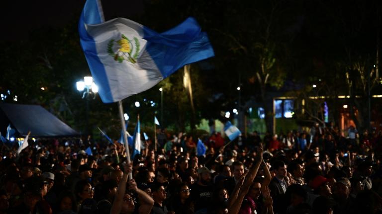 Los seguidores del presidente electo de Guatemala, Bernardo Arévalo, permanecen fuera del Palacio Nacional de la Cultura esperando el inicio de la ceremonia de investidura de Arévalo en la Ciudad de Guatemala, el 14 de enero de 2024. Foto: AFP