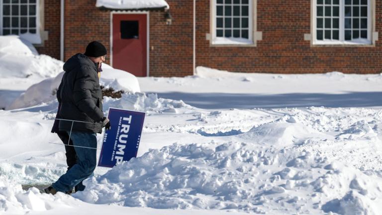 Los seguidores del expresidente de EE. UU. y aspirante a la presidencia en 2024, Donald Trump, portan carteles de Trump mientras desafían las temperaturas bajo cero para asistir a un mitin en Indianola, Iowa, el 14 de enero de 2024. Foto: AFP