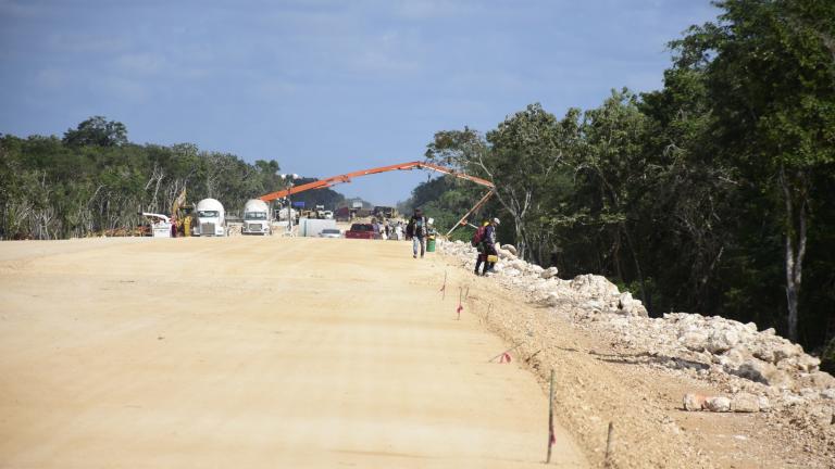 En el tramo 6, de Tulum a Chetumal, con 255.8 kilómetros de vía doble electrificada, tiene reporte oficial de 74% de avance, pero un recorrido por la zona muestra que aún hay mucho trabajo por hacer. Foto EE: Jesús Vázquez.