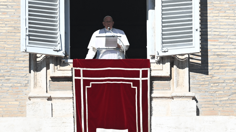 El Papa Francisco en su rezo semanal del Ángelus Foto: AFP