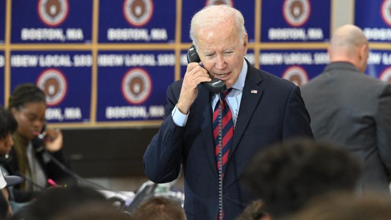 La voz en la llamada automática suena como la del presidente Biden, y los conmina a no votar. Foto: AFP.