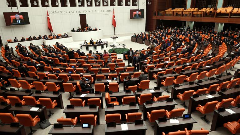 Los legisladores asisten a una sesión antes de votar sobre un proyecto de ley respecto a la adhesión de Suecia a la OTAN, el 23 de enero de 2024, en la Gran Asamblea Nacional de Turquía. Foto: AFP