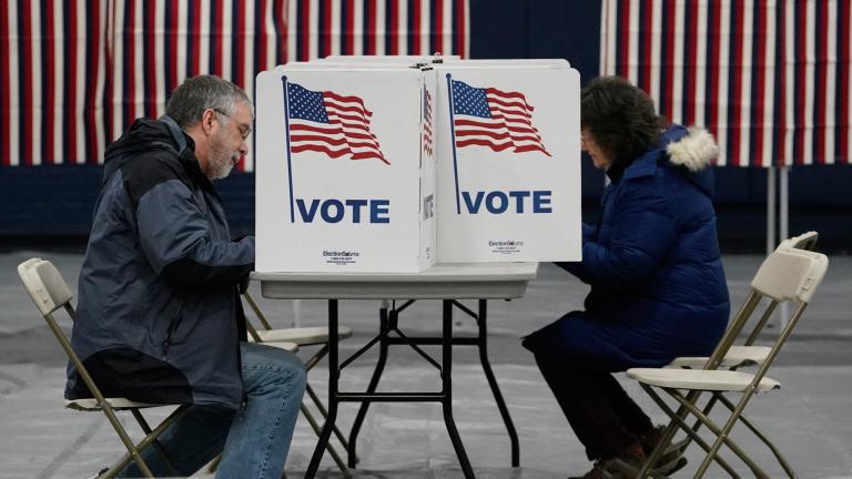 Donald Trump se perfila como el posible nominado republicano tras ganar en Iowa y New Hampshire, pero su capacidad para atraer a votantes independientes y moderados sigue siendo una incógnita crucial para las elecciones contra Biden. Foto: AFP