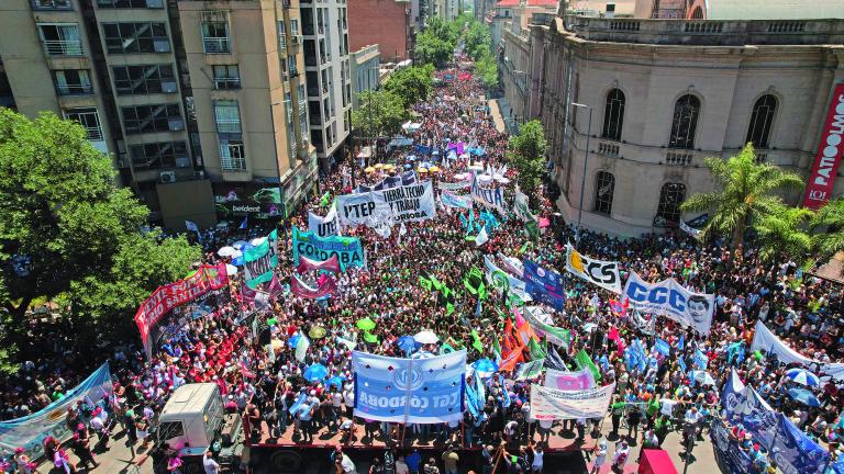 La multitudinaria protesta de 12 horas contra el mandatario Javier Milei