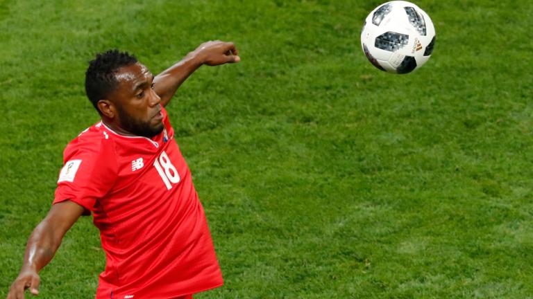 El delantero panameño Luis Tejada observa el balón durante el partido de fútbol del Grupo G de la Copa Mundial de Rusia 2018 entre Panamá y Túnez en el Arena Mordovia en Saransk. Foto: AFP