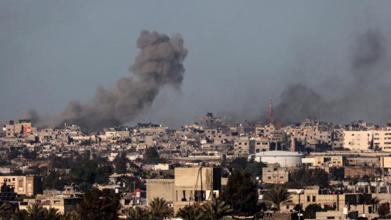 Esta imagen tomada desde Rafah en la Franja de Gaza del sur muestra humo elevándose sobre edificios en Khan Yunis durante el bombardeo israelí el 31 de enero de 2024, mientras continúan los combates entre Israel y el grupo palestino Hamas en Gaza. Foto: AFP