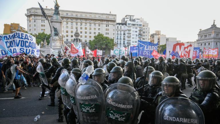 Miembros de la Gendarmería Nacional Argentina (GNA) se enfrentan con manifestantes fuera del Congreso mientras los legisladores debaten el 'proyecto de ley ómnibus' de reformas económicas del gobierno en Buenos Aires el 1 de febrero de 2024. Foto: AFP