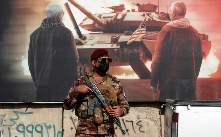 Un paramilitar de las fuerzas Hashed al-shaabi monta guardia durante el funeral de uno de sus camaradas abatido durante ataques aéreos de EU. Foto: AFP.