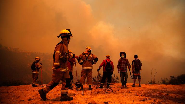 Bomberos han luchado por aplacar las llamas en diversas zonas de la región Valparaíso. Foto: AFP.