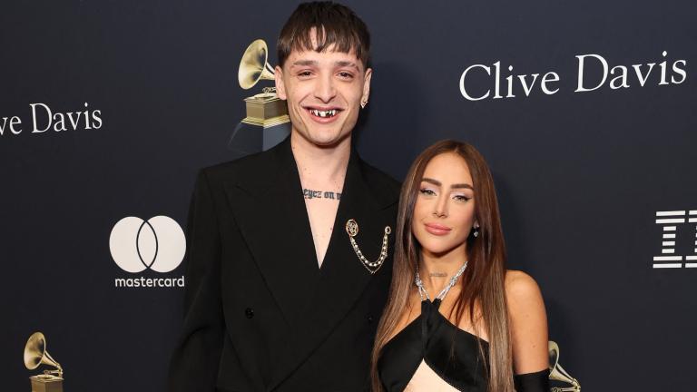 Peso Pluma, Nicki Nicole asisten a la Gala Pre-GRAMMY y Saludo a los Íconos de la Industria en Honor a Jon Platt de los 66º Premios GRAMMY en el Beverly Hilton el 3 de febrero de 2024 en Beverly Hills, California. Foto: AFP