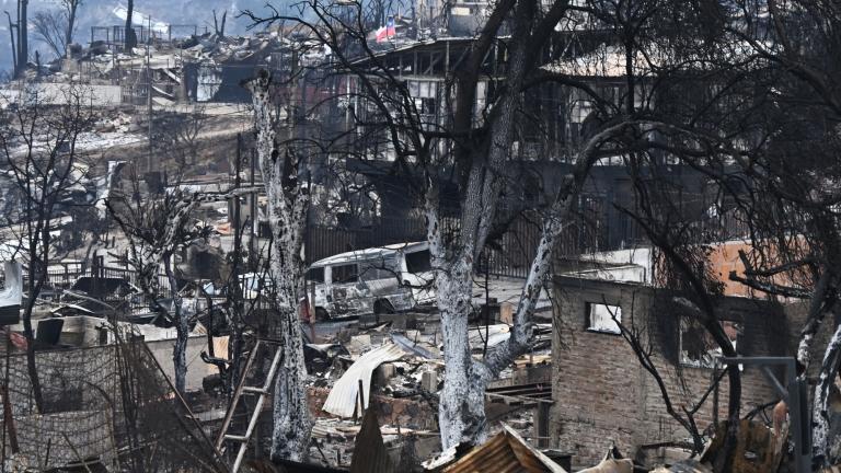 Vecinos de Quilpué y Villa Independencia, en los cerros poblados de la región de Valparaíso, unos 120 km al noroeste de Santiago, padecen la falta de servicios básicos para poder reponerse entre calles tapadas de escombros, autos carbonizados y cenizas. Foto: AFP.