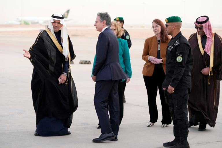 El príncipe heredero saudita, Mohamed bin Salmán, recibe a Antony Blinken. Foto: AFP