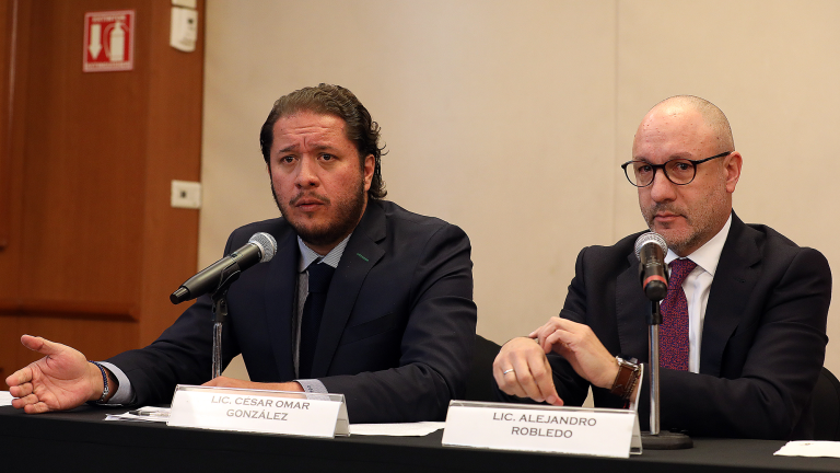 César Omar González y Alejandro Robledo, abogados defensores de los ocho militares reaprehendidos por el caso Ayotzinapa. Foto EE: Fernando Villa del Ángel