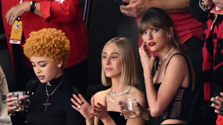 La cantante y compositora estadounidense Taylor Swift, la rapera estadounidense Ice Spice  y Ashley Avignone asisten al Super Bowl LVIII entre los Kansas City Chiefs y los San Francisco 49ers en el Estadio Allegiant en Las Vegas, Nevada, el 11 de febrero de 2024. Foto: AFP