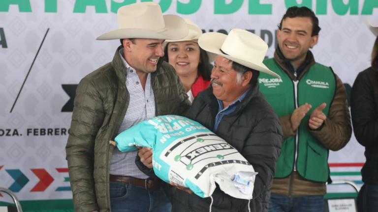 Manolo Jiménez en el municipio de Parras de la Fuente. Foto EE: Cortesía.