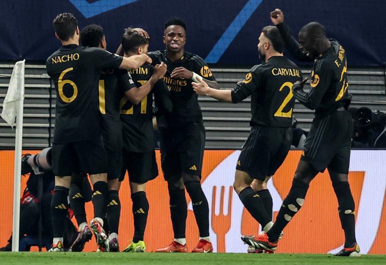 Los jugadores del Real Madrid celebran durante el partido de ida de octavos de final de la Liga de Campeones de la UEFA. Foto: AFP.