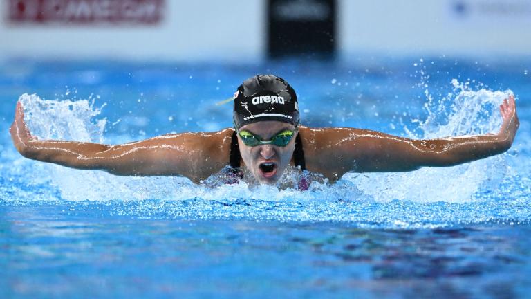 La mexicana María José Mata Cocco compite en la serie femenina de 200 metros mariposa. Foto: AFP.