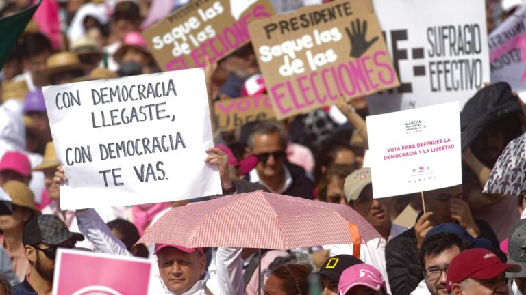 Asistentes a la marcha en Defensa de la Democracia que se concentró en el Zócalo de la CDMX. Foto EE: Eric Lugo.