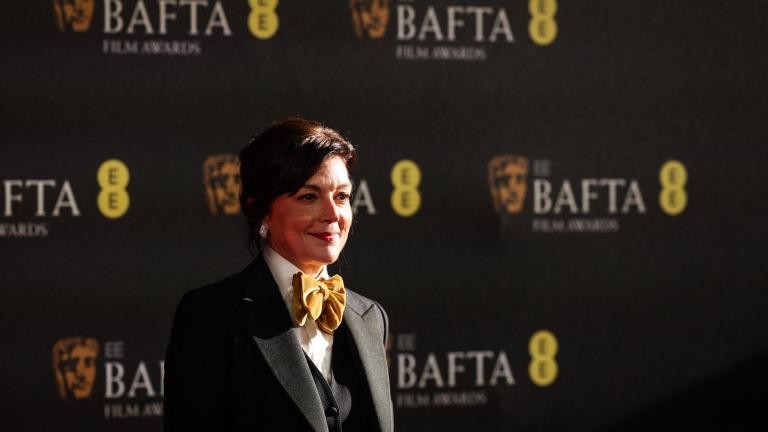 La Directora General de la Academia Británica de las Artes Cinematográficas y Televisivas, Jane Millichip, posa en la alfombra roja a su llegada a los Premios de Cine de la Academia Británica BAFTA en el Royal Festival Hall, Southbank Centre, en Londres, el 18 de febrero de 2024. Foto: AFP