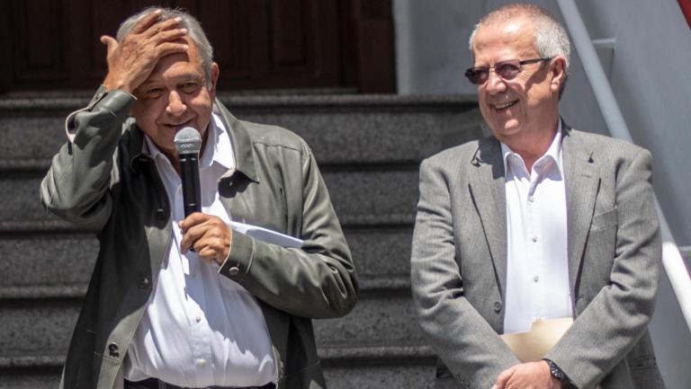 La amistad entre Andrés Manuel López Obrador y Carlos Urzúa era fuerte, hasta que el economista expresó sus inconformidades con las imposiciones. Foto: AFP