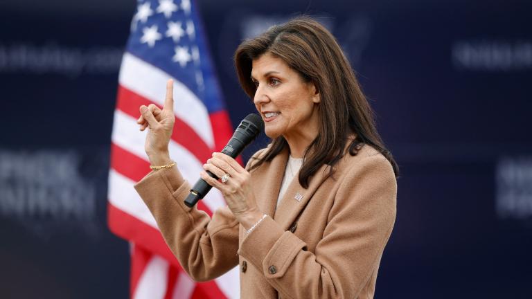 La candidata presidencial republicana Haley realiza una visita de campaña en Camden. Foto: Reuters