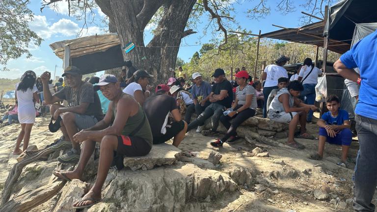 Familiares esperan recibir los cuerpos de los mineros que fallecieron tras el colapso de una mina ilegal remota, en Puerto Guacara en La Paragua, estado Bolívar, Venezuela, el 21 de febrero de 2024. Foto: AFP