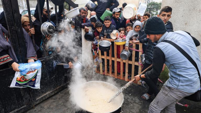 Palestinos esperan recoger alimentos en un punto de donación en un campo de refugiados en Rafah, en el sur de la Franja de Gaza, el 23 de diciembre de 2023, en medio de continuos combates entre Israel y el grupo militante Hamas. Foto: AFP