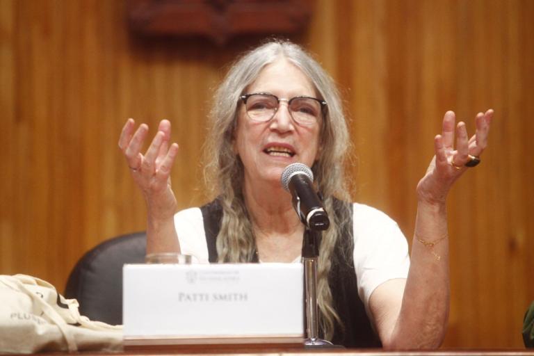 Patti Smith durante su conferencia en el Paraninfo de la Universidad de Guadalajara. Foto: Cuartoscuro